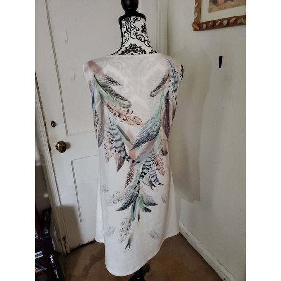 Breathtaking knee-length dress with feather print - Picture 3 of 3